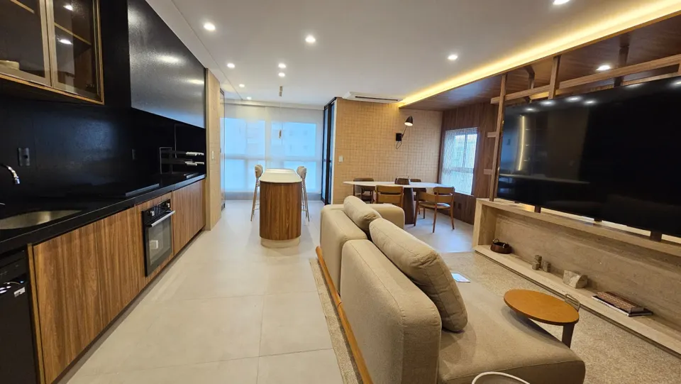 Sala de estar integrada à cozinha no decorado de 83 m²