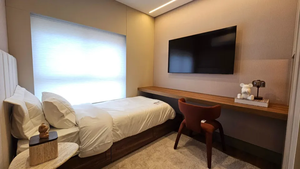 Dormitório com bancada de estudos no decorado de 83 m²