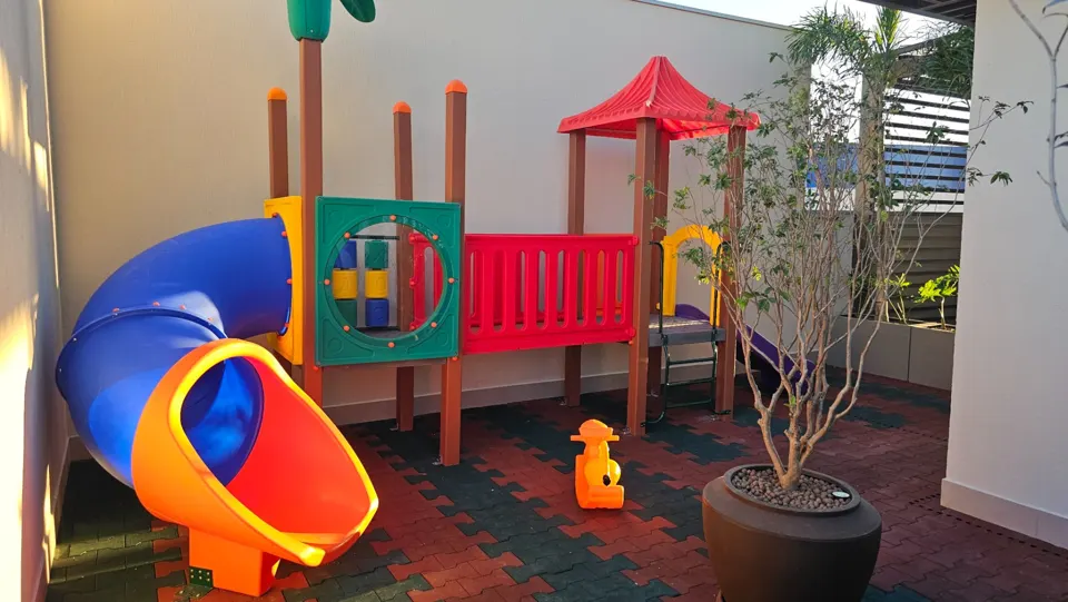 Playground infantil com piso emborrachado