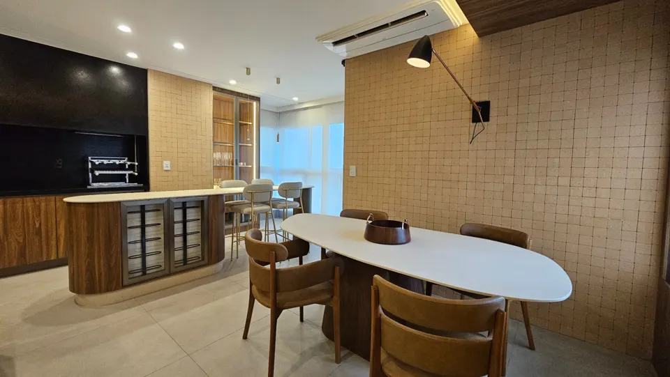 Varanda gourmet com bancada no decorado de 83 m² do Signature Royal Park