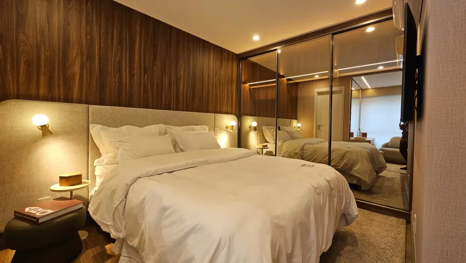 Suíte com marcenaria e armário espelhado no decorado de 83 m²