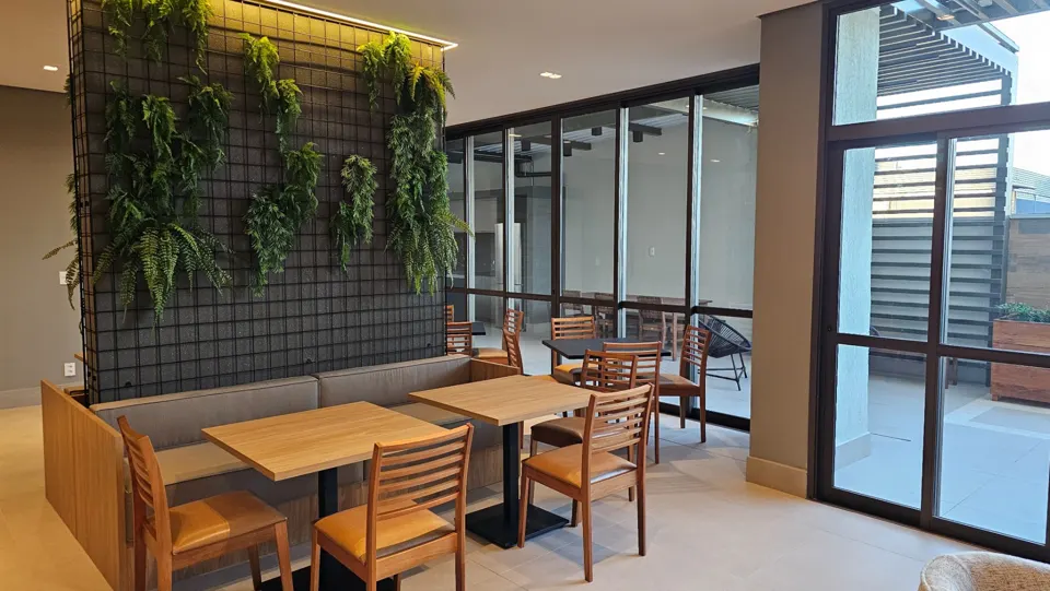 Espaço de convivência com jardim vertical