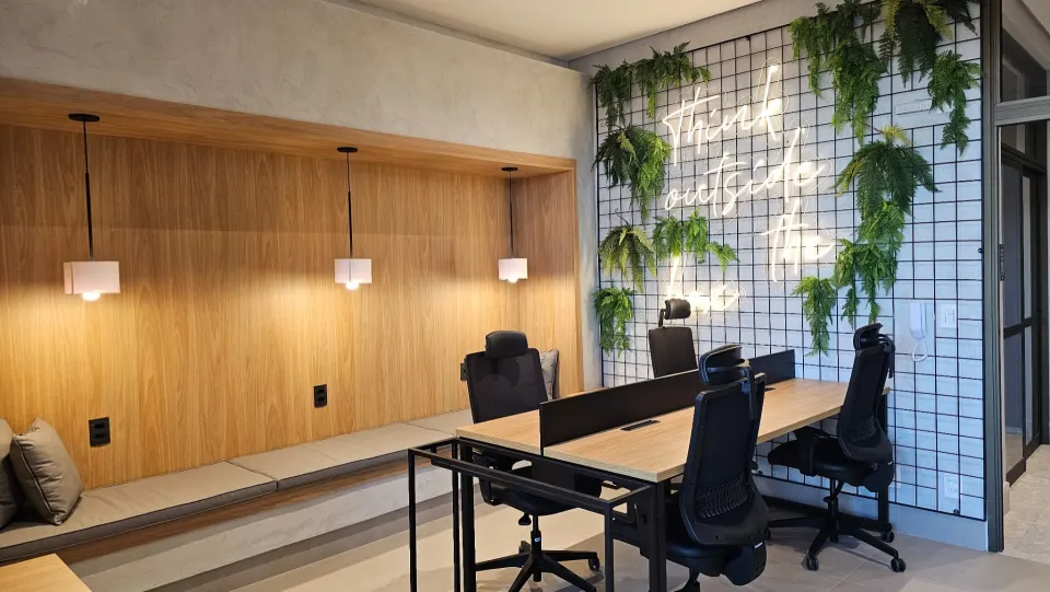 Coworking com estações de trabalho e sala de reuniões